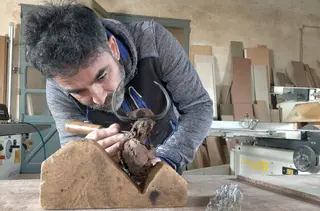 Ángel Martín Carreño, escultor y carpintero de Boadilla confeccionando un toro con encina. Foto AMC