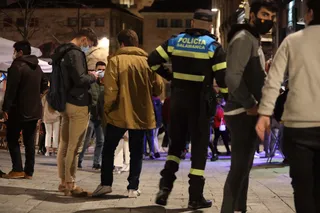 GALERÍA | Reportaje con la Policía Local en el turno de tarde para comprobar terrazas y mascarillas.