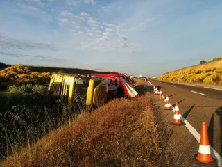 Camión volcado en Parada de Rubiales