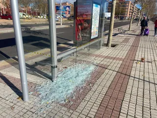 Marquesina destrozada en la calle Filipinas