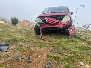 Un coche se estampa contra la protección de las pistas deportivas de la urbanización del Encinar