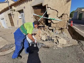 Un conductor choca contra una vivienda de Pedrosillo del Ralo