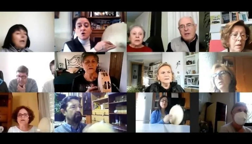 Alumnos de canto de Villares de la Reina en clase por ZOOM