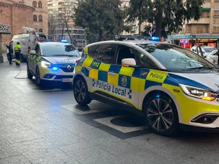 Policía Local cerrando el paso por calzada resbaladiza en Puerta de Zamora. Foto S24H