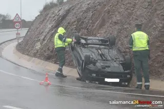 Espectacular accidente en la rotonda del mercado de ganados