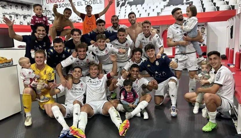 Los jugadores de la Cultural celebran el triunfo ante Osasuna Promesas | FOTO CYDLEONESA