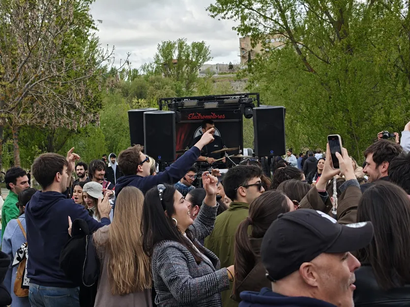 Un multitudinario Lunes de Aguas en Salamanca llena la ribera del Tormes