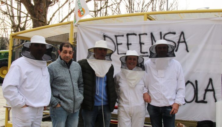 Los apicultores protestan en las inmediaciones del Carrefour y la Plaza de Toros