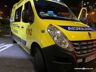 Ambulancia en el Clínico de noche hospital urgencias.