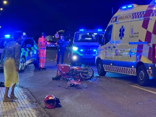 Motorista herido al colisionar contra un coche