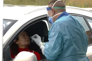 Dispositivo sanitario de la prueba test del PCR para detectar la infección por coronavirus a las personas desde su coche, instalado en el recinto de aparcamiento del centro de salud de la barriada La