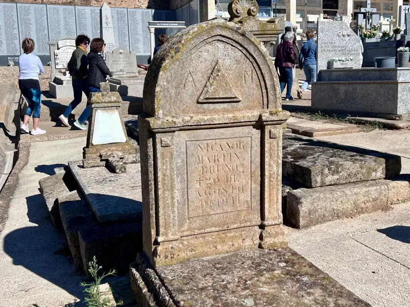 Tumba masónica en el cementerio de Salamanca