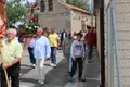 Los vecinos saca en procesión a San Bartolomé. 
