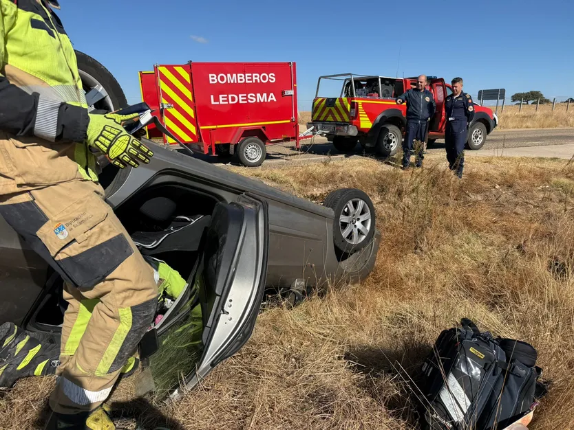 Así ha quedado el vehículo volcado en Ledesma con presencia de los bomberos de Ledesma