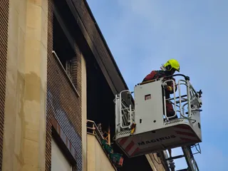 Los bomberos sofocan un incendio en una vivienda de la calle Diego de Almagro | Anass Álvarez