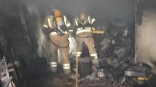 Bomberos en el incendio de una vivienda. Archivo