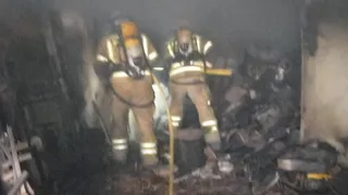 Bomberos en el incendio de una vivienda. Archivo