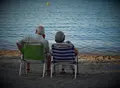Pareja de mayores en la playa. Foto EP