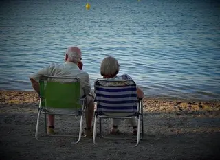 Pareja de mayores en la playa. Foto EP