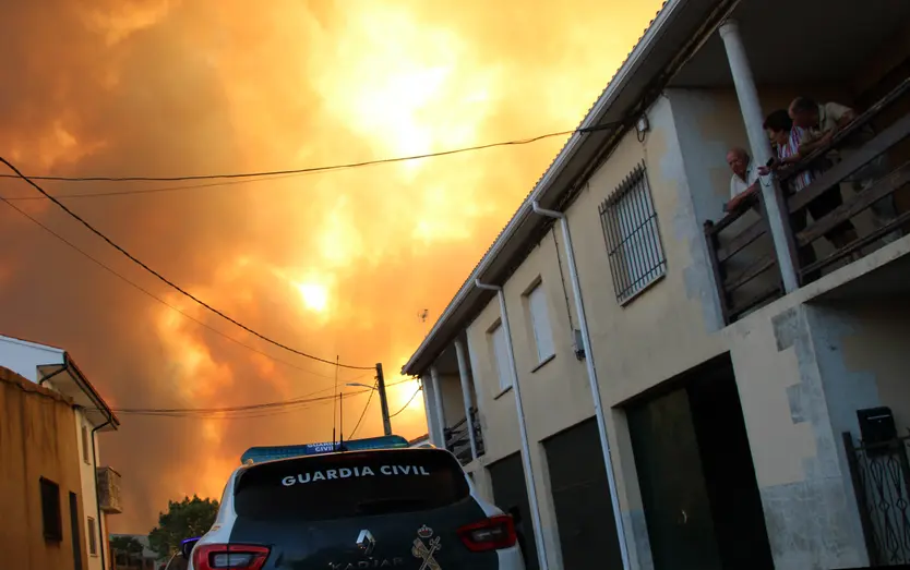 Vecinos en Muga de Sayago miran desde sus casas como la Guardia Civil les recomienda evacuar inminentemente la zona