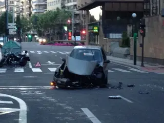 Aparatoso golpe entre un minicar y un turismo en la avenida de Italia