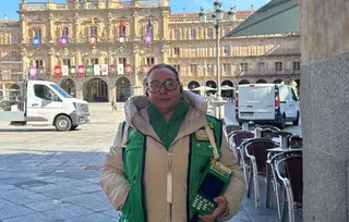 Ana María Martín Sánchez vendedora de uno de los cupones premiados en el cuponazo de la ONCE en la Plaza Mayor de Salamanca | ONCE