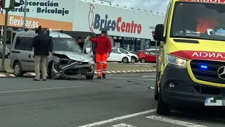 Colisión coche y ambulancia Villares