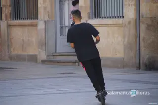 Joven con un patinete eléctrico por Salamanca, imagen de archivo