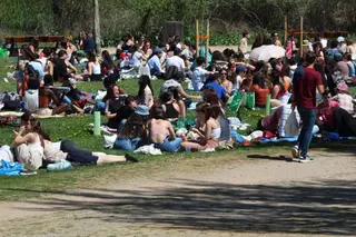 Ambiente en el Puente Romano por el Lunes de Aguas. Foto de archivo 2023