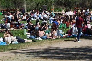 Ambiente en el Puente Romano por el Lunes de Aguas. Foto de archivo 2023