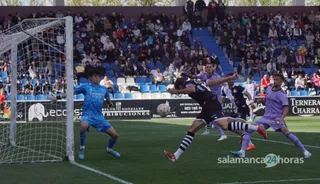 De la Nava cabecea a gol en un partido entre Unionistas y el Real Madrid Castilla | FOTO SALAMANCA24HORAS.COM
