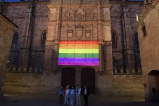 Iluminación de la fachada rica con la Bandera LGTBI+