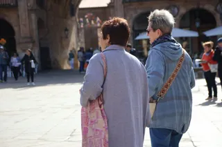 Gente paseando por el centro de Salamanca