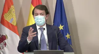 El presidente de la Junta advierte que el virus "sigue entre nosotros" y pide al Gobierno de Sánchez que lidere la desescalada del ocio nocturno