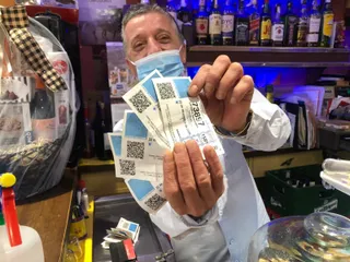 José, del bar Crisan, con los décimos