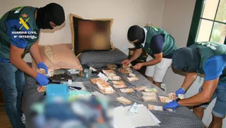 Agentes de la Guardia Civil durante la operación 'Salix'