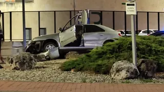 GALERÍA | Pierde el control de su vehículo y acaba en medio de la glorieta de la Avenida de Madrid
