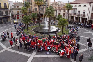 Alba de Tormes se despierta con el ruido de la 'Papanoelada motera' presidida por Papá Noel | Juanes
