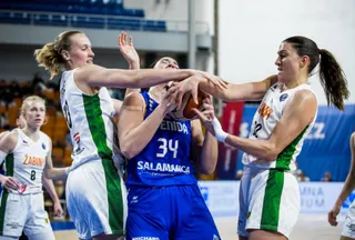 Dos jugadoras de Brno luchan con Fasoula | FOTO FIBA EUROPE