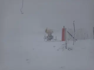 Covatilla cañones produciendo nieve. FOTO LA COVATILLA