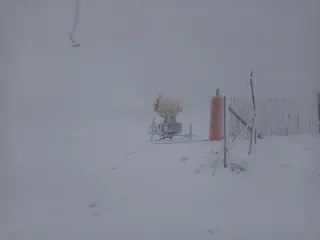 Covatilla cañones produciendo nieve. FOTO LA COVATILLA