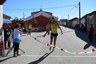 Alejandro Paredero y Fátima Salgado vencen en la segunda Carrera Solidaria ‘Un nuevo impulso’