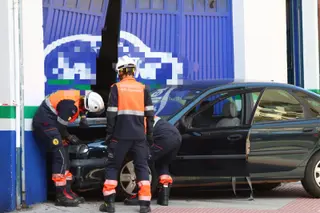Un turismo sale ardiendo por chocar contra una pared y deja una mujer herida en el barrio de Garrido - Mateo G.