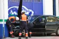 Un turismo sale ardiendo por chocar contra una pared y deja una mujer herida en el barrio de Garrido - Mateo G.