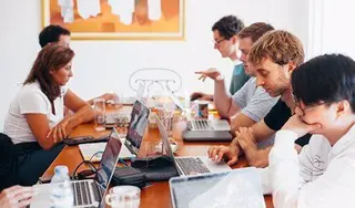 Jóvenes trabajando. EP