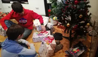 Rodrigo y Mario abren sus regalos de reyes. Foto de archivo