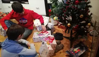 Rodrigo y Mario abren sus regalos de reyes. Foto de archivo