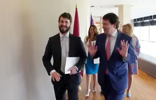El presidente de la Junta Alfonso Fernández Mañueco junto al vicepresidente Juan García Gallardo en el Pleno de las Cortes de Castilla y León