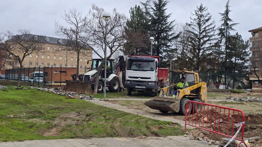 El alcalde de Salamanca, Carlos García Carbayo, visita las obras de la plaza de Santa Cecilia