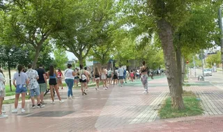 Siguen las colas de jóvenes en el Campus
